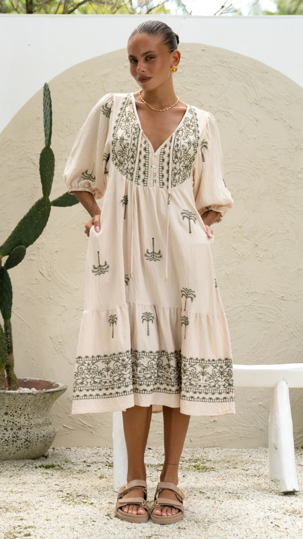palm print hattie dress featuring v-neckline, short sleeves, and relaxed fit